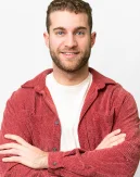 Um homem relaxado e acessível posa com confiança para um retrato, representando trabalho em equipe, atendimento ao cliente e comunicação profissional.